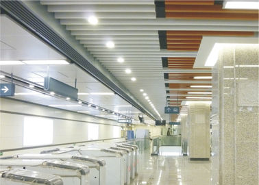 Windenj formte sich hin- und herbewegende lineare Einsteckdecke mit Ziegeln deckt kundenspezifische verschobene Metallstreifen-Aluminiumdecke